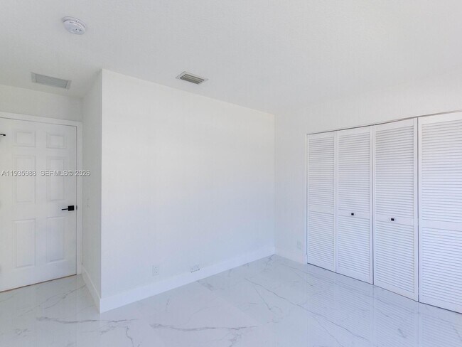 Building Photo - 381 Cameron Dr