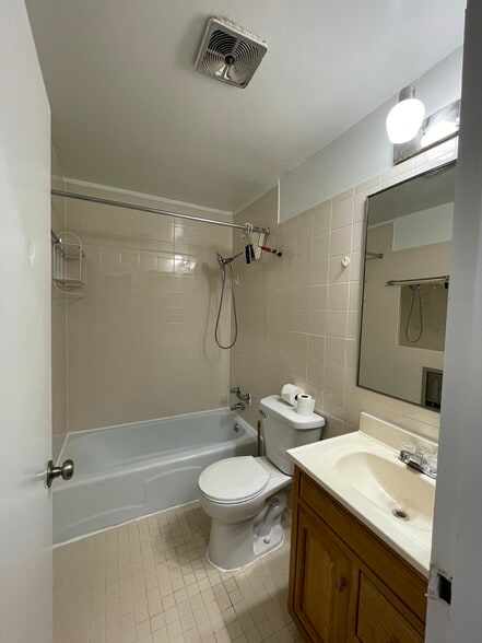 Building Photo - 5920 N Kenmore Ave