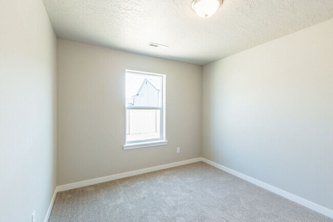 Building Photo - Perfect location for a 4 bed 2 bath with a...