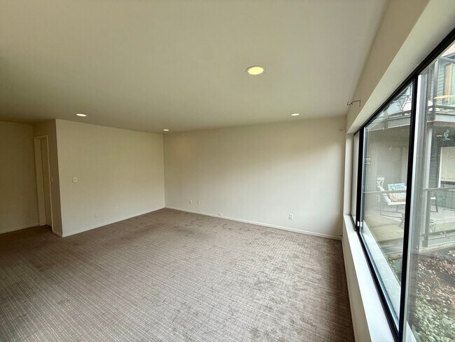 Building Photo - Beautiful 2 bed, 1 bath Shoreline Condo, $1900/mo.