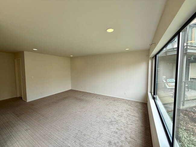 Building Photo - Beautiful 2 bed, 1 bath Shoreline Condo, $1975/mo.