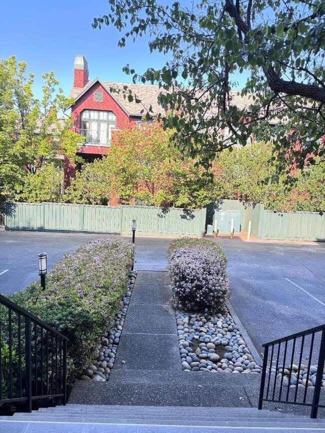 Building Photo - 101 2nd St