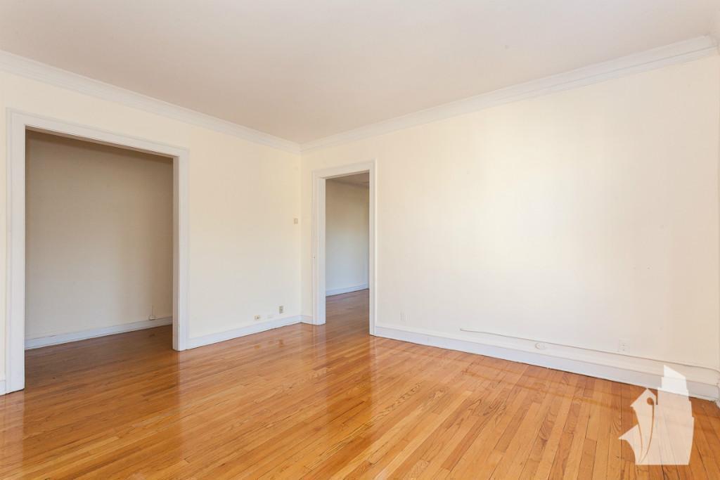 Building Photo - 1130 W Oakdale Ave