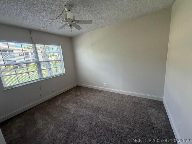 Building Photo - 1546 SE Royal Green Cir