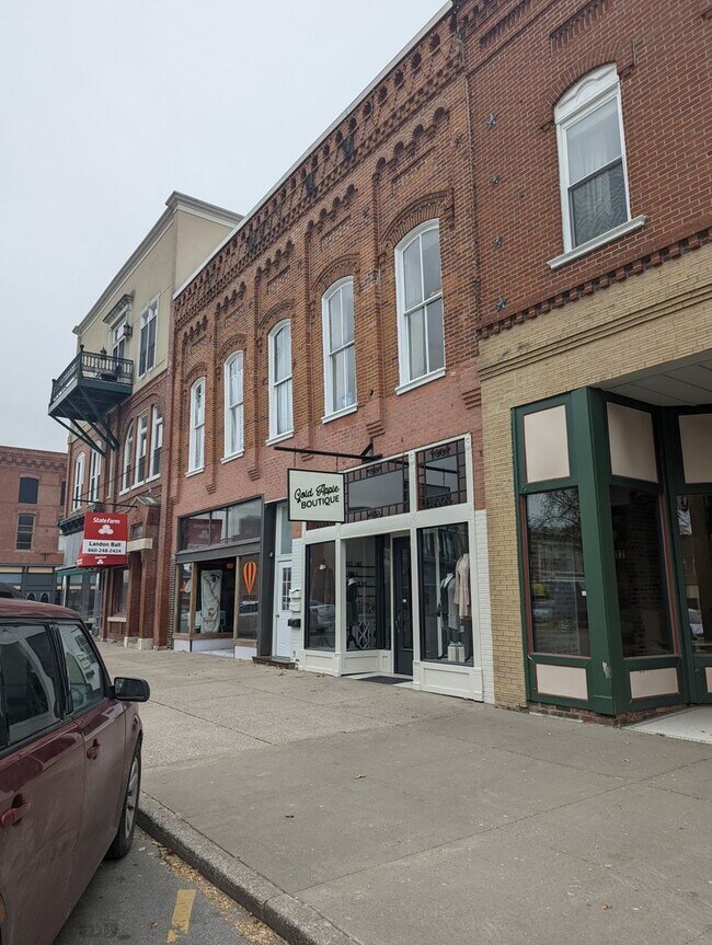 Building Photo - Huge 2+ Bedroom/ 2 Bath Upstairs Apartment
