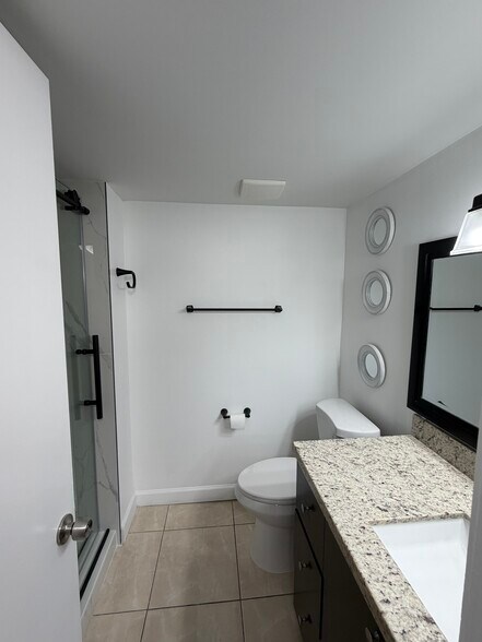Building Photo - 9711 Fontainebleau Blvd