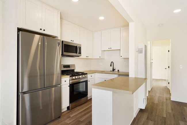 Building Photo - Completely remodeled 2 bd/1ba in charming ...