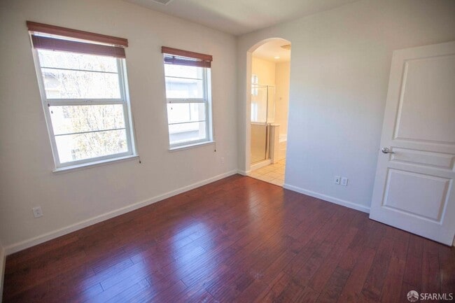 Building Photo - Beautiful updated 3-level, 3BR2.5BA and 2-car garage townhome!