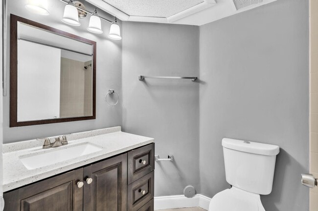 Building Photo - 2803 N Oakland Forest Dr