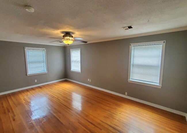 Building Photo - Cute 2 bed 1 bath near Tinker