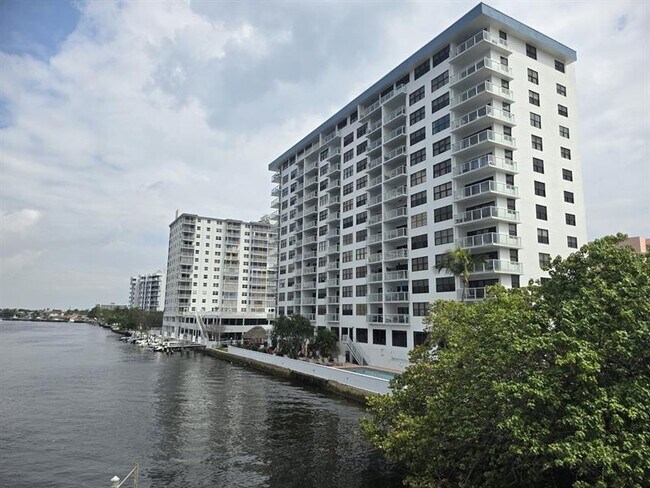 Building Photo - 1401 N Riverside Dr