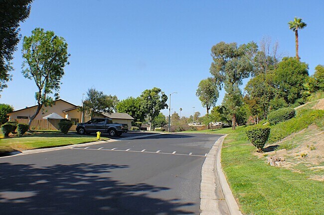 Building Photo - Stunning 3 bed, 2 bath Townhome for Rent.