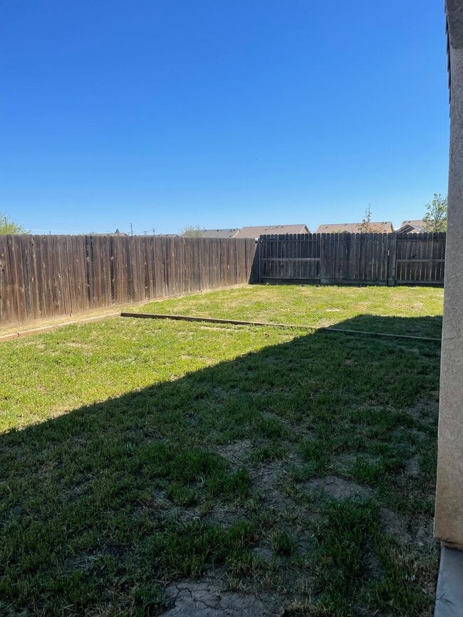 Building Photo - MOVE-IN READY – THIS ONE WILL GO FAST!