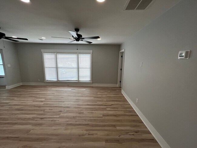 Building Photo - 4Bed/3Bath Renovated Student friendly housing