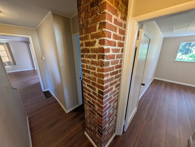 Building Photo - Available Now in Navy Yard City! New Floors & Paint! Tons of Space & Storage.