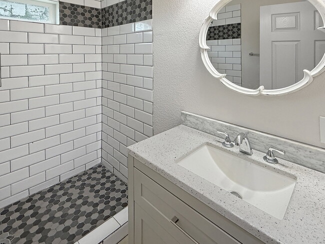 Building Photo - 2424 Mckinley Ave