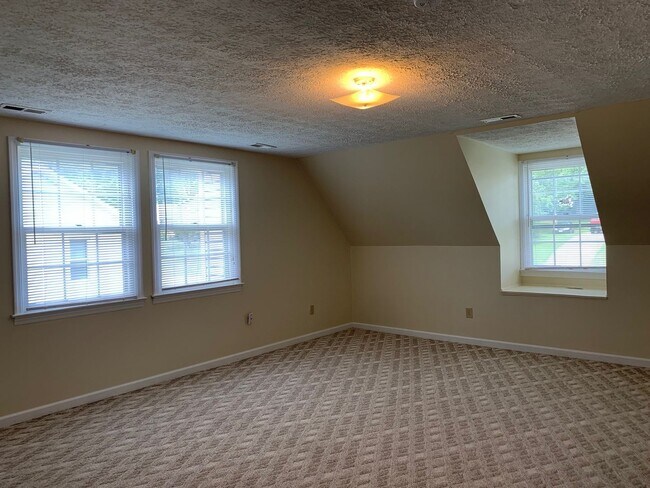 Building Photo - 4 Bedroom 2 Bath House