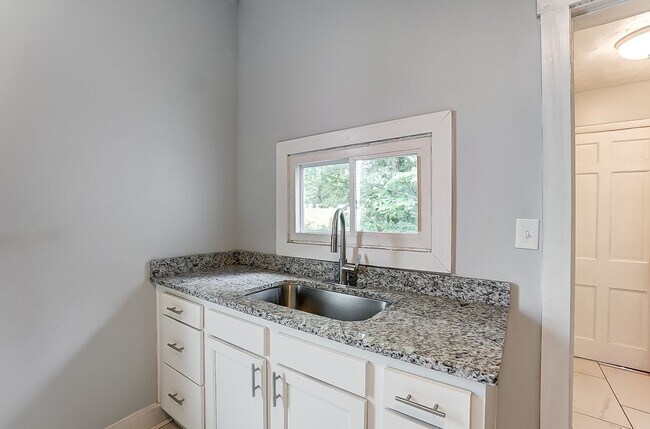 Building Photo - 3 Bed In Dayton- MOVE IN SPECIAL! Third Month Free!