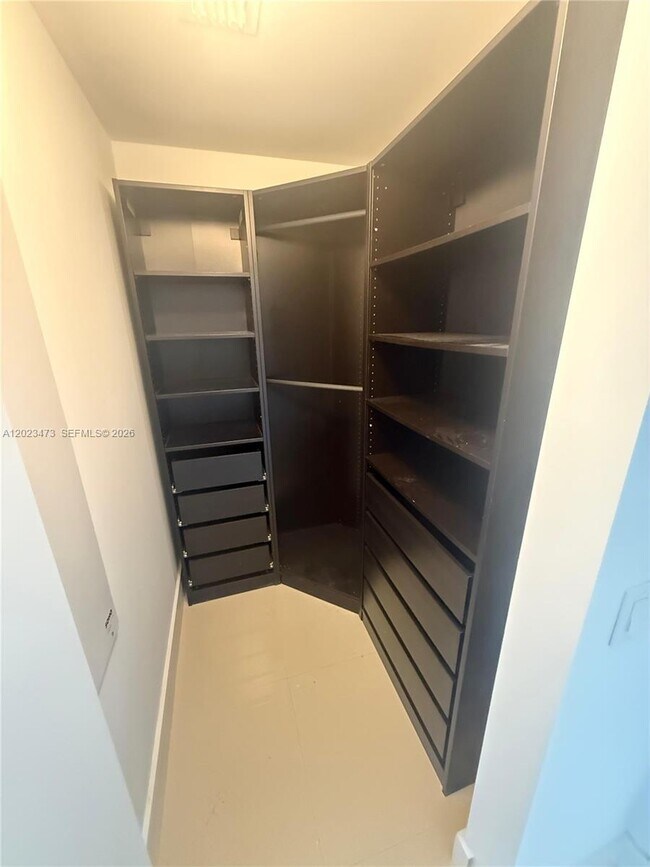 Building Photo - 1300 Brickell Bay Dr
