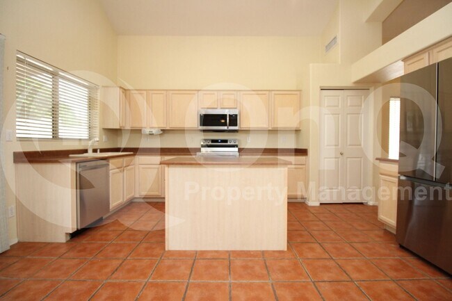 Building Photo - 7460 W Lone Cactus Dr
