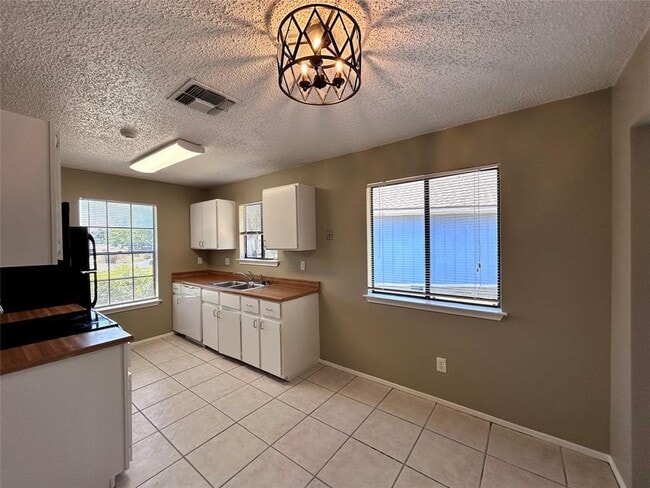 Building Photo - 1908 Rainy Meadows Dr