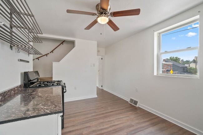 Building Photo - 2 bed 1 bath with fresh updates - great location, fenced in yard