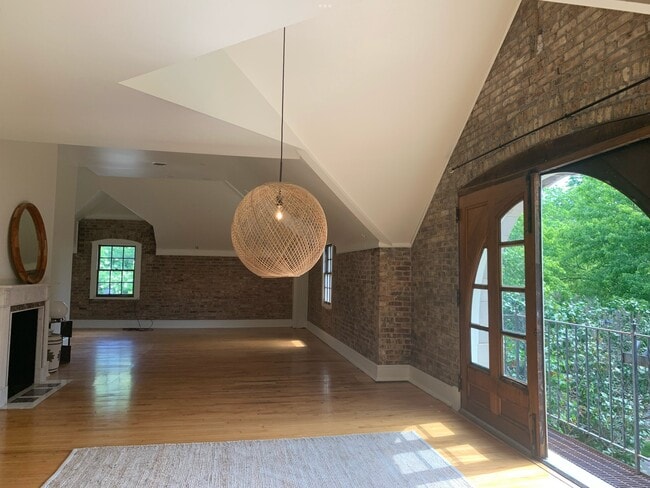 Building Photo - 2221 N Terrace Ave