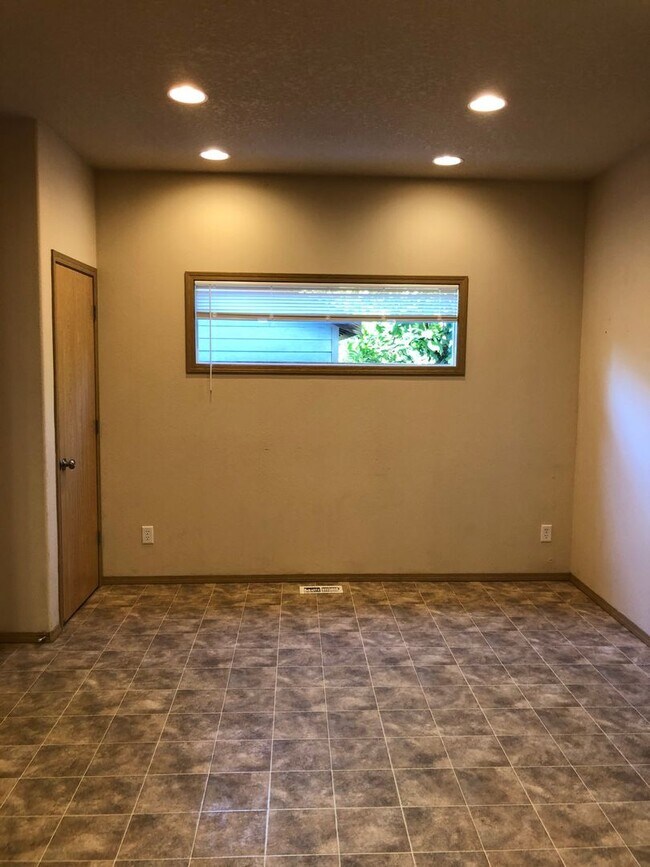 Building Photo - Your Perfect Corvallis Oasis Awaits at This 4-Bedroom Townhouse!