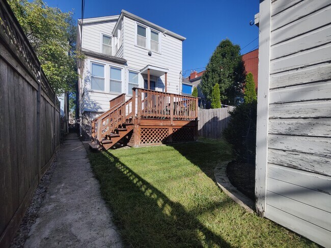 Building Photo - 3547 N Marshfield Ave