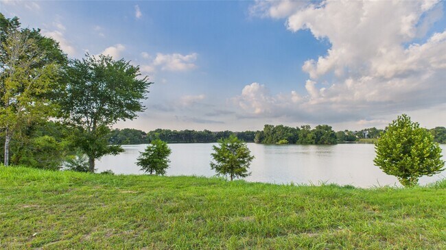 Building Photo - 9606 Valeca Dr