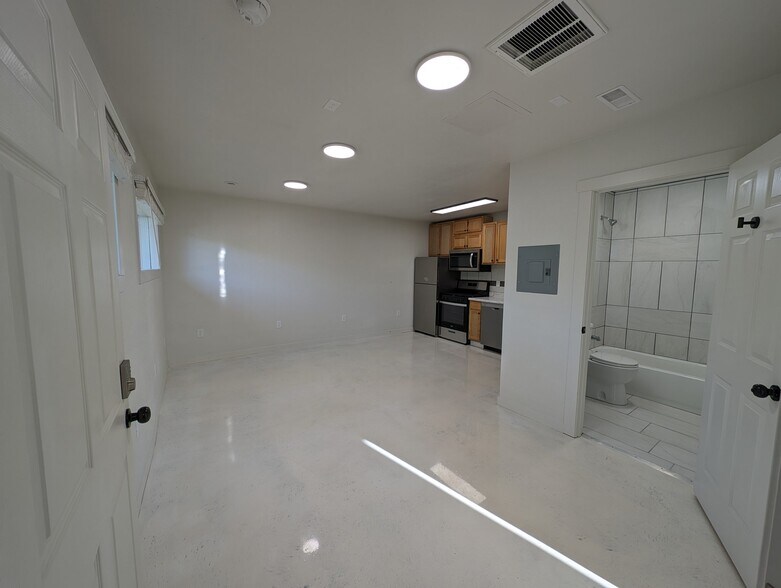 Building Photo - 5855 S View Rd