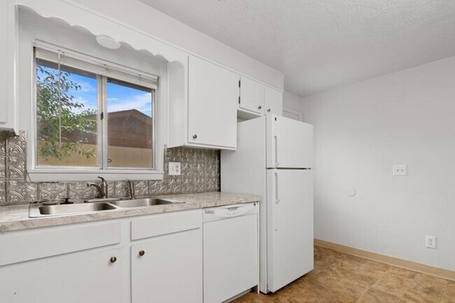 Building Photo - Spacious 2 Bedroom Duplex _ Pet Friendly!