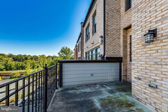 Building Photo - 10821 Symphony Park Dr