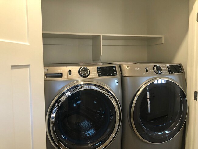 Building Photo - 4 Bedroom 2.5 Bathroom Townhome