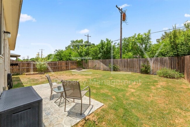 Building Photo - 1600 Cliffbrake Wy