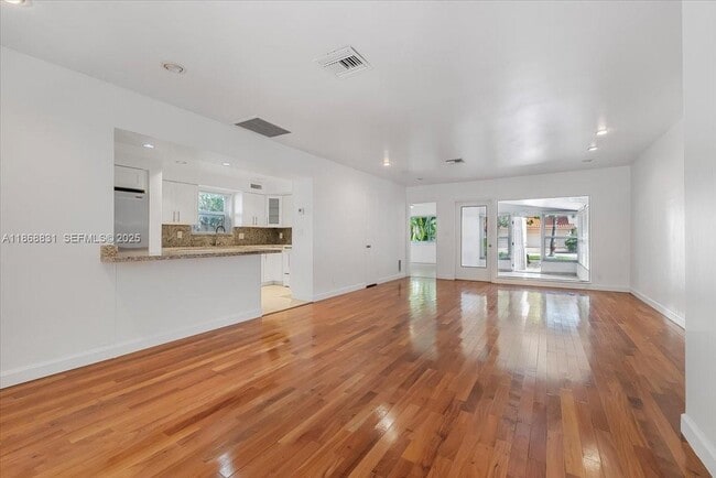 Building Photo - 613 NE 17th Terrace