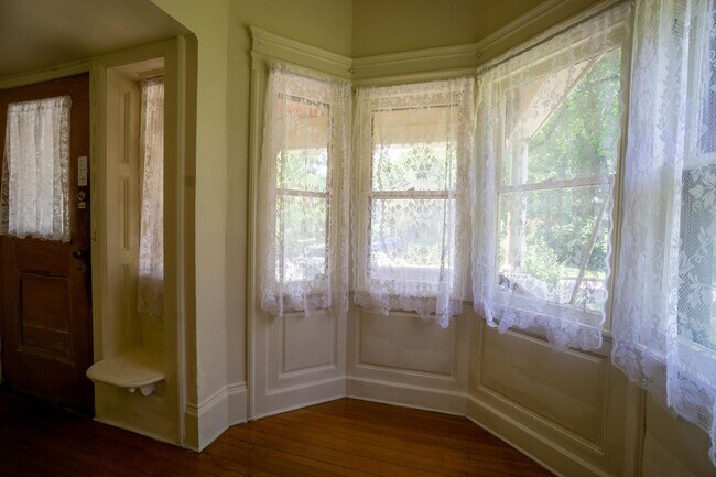 Building Photo - Available 6/1/26 Great Value Hardwood Floo...