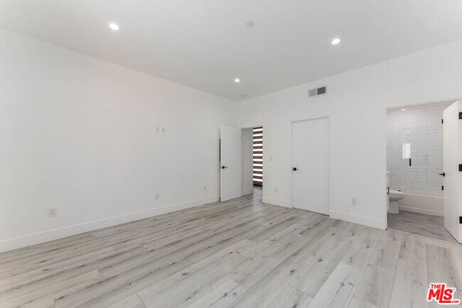 Building Photo - 1238 1/2 Beachwood Dr