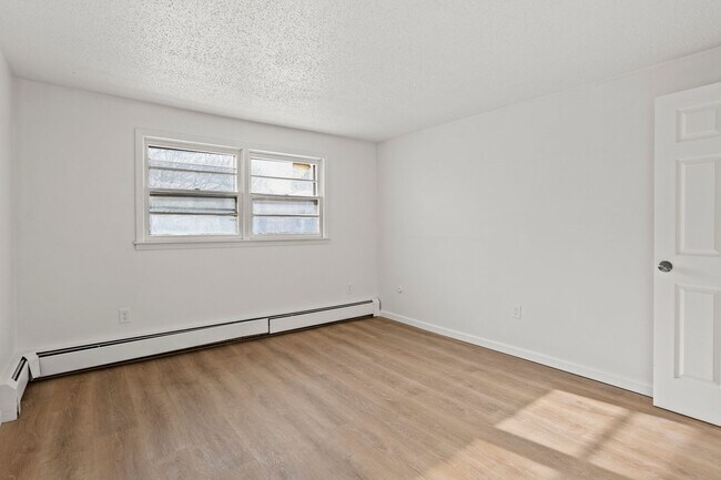 Building Photo - 2 Bed/1 Bath RENOVATED Apartment located i...