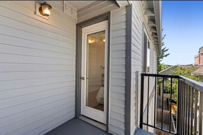 Building Photo - Top Floor 2-Bed Condo with Garage Parking