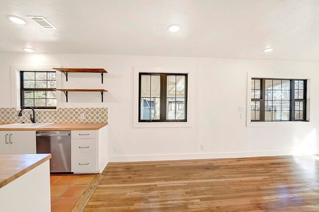 Building Photo - 510 Parkview Blvd