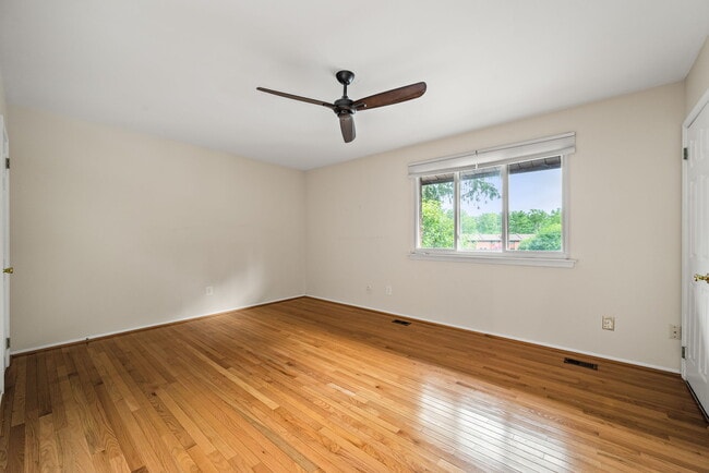 Building Photo - 404 Worthington Dr