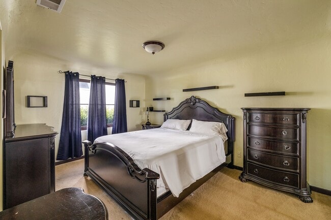 Building Photo - 1809 Palos Verdes Dr W