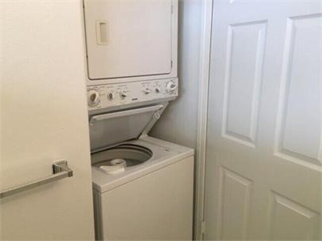 Building Photo - Beautiful 2 bed/2 bath Condo at Viewpointe...