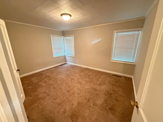 Building Photo - 3bd/2ba House in Jackson Park w/ Large Den, Back Porch, & Fenced Back Yard