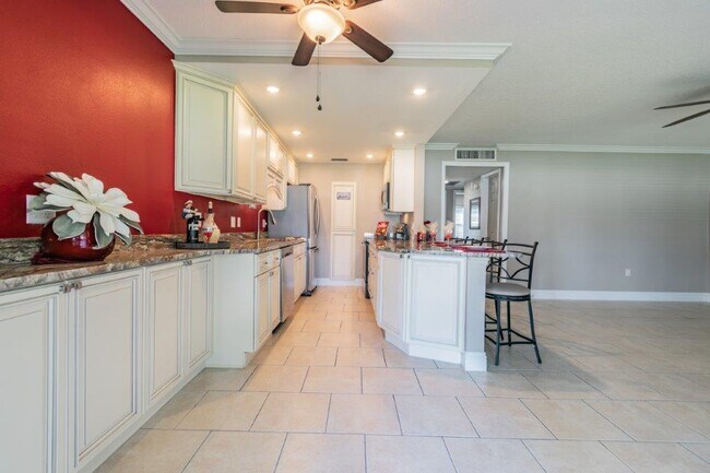 Building Photo - 650 Pinellas Point Dr S