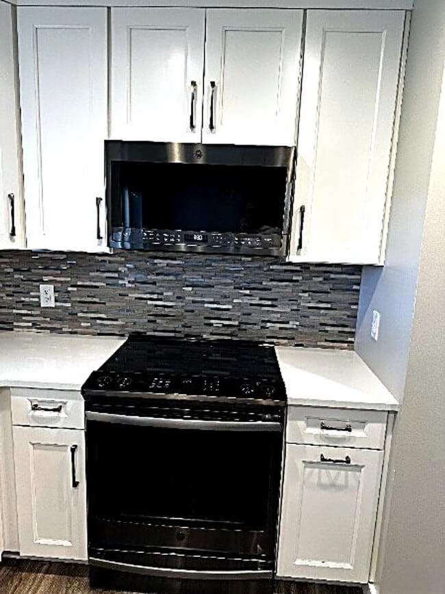 Building Photo - Beautifully Updated Two-Story Home in Sandy — Mountain Views & Big Backyard!