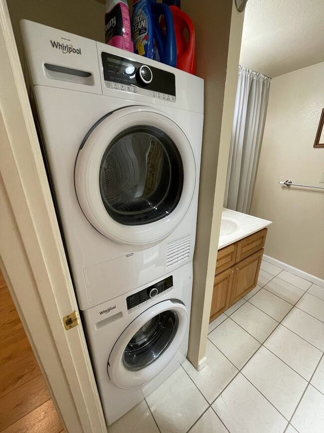 Building Photo - Cozy unit close to skiing!