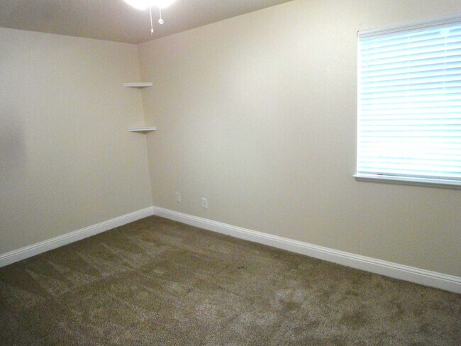 Building Photo - Very Nice Condo