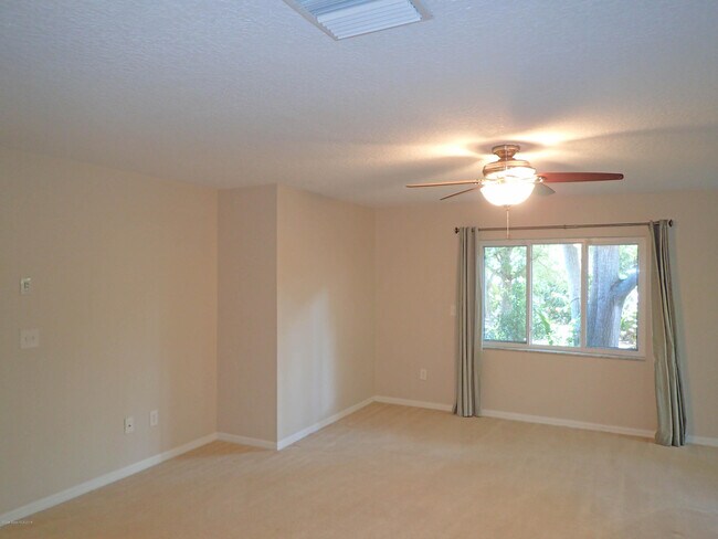 Building Photo - 525 Hidden Creek Dr